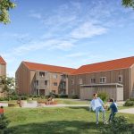 3-geschoßige Wohnbauanlage mit Satteldach und Holzfassade, im Vordergrund Grünfläche mit spielenden Kindern